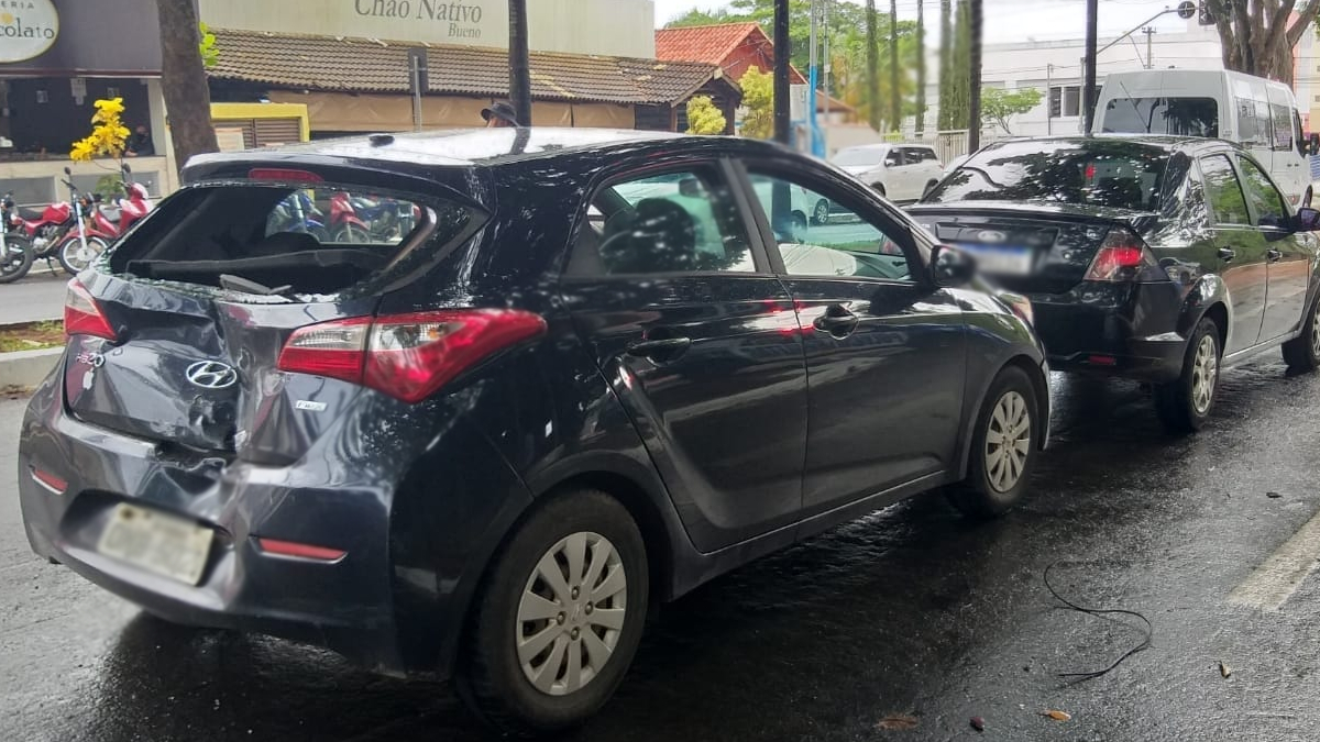 Motorista tem crise epilética após acidente com outros 3 carros em Goiânia