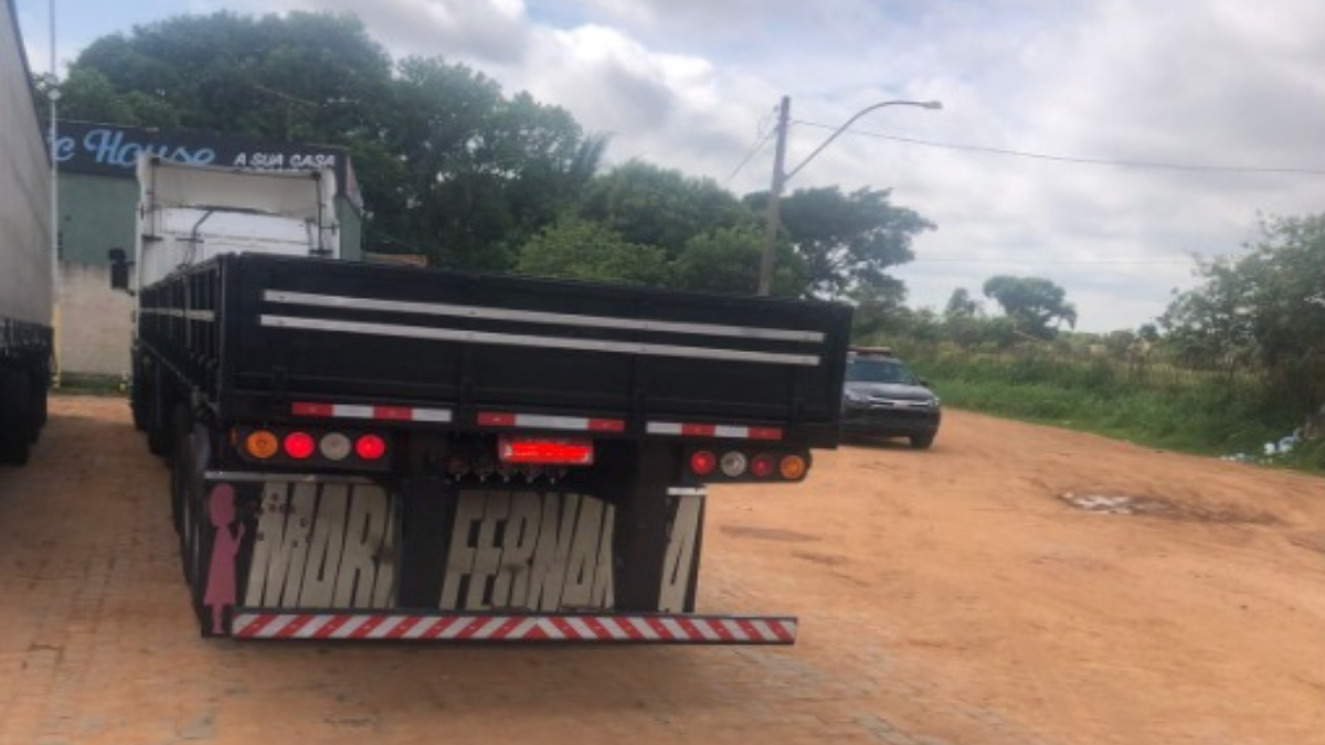 Polícia apreende R$ 1 milhão em maconha dentro de caminhão em Guapó