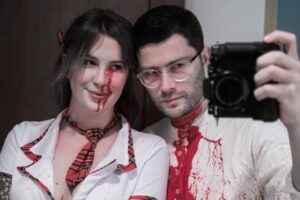 Ireland compartilhou foto do Halloween nas redes sociais. Filha de Alec Baldwin é criticada por usar fantasia com sangue falso
