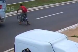 Por sorte, o homem que conduzia a bicicleta saiu ileso. (Foto: Captura)