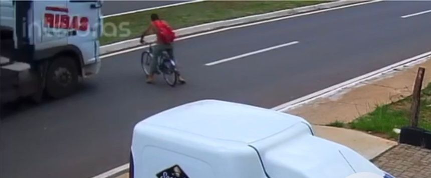 Por sorte, o homem que conduzia a bicicleta saiu ileso. (Foto: Captura)