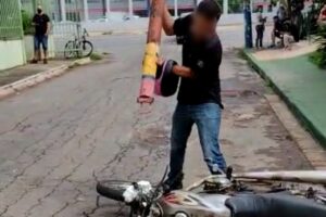 Homem se revolta e quebra a própria moto após sistema apontar irregularidades, em Goiânia