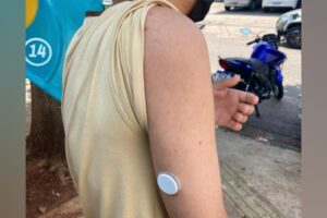 Um projeto-piloto da Secretaria Municipal de Saúde (SMS) usa sensor na pele para monitorar a glicemia de diabéticos, em Goiânia. (Foto: divulgação)