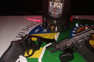 Revólver e pistola foram apreendidos pela Força Tática do 3º CRPM. (Foto: Divulgação/Polícia Militar)
