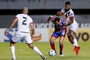 Willian Maranhão disputa bola com Rodriguinho em confronto entre Atlético-GO e Bahia