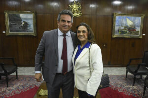 Ciro Nogueira (PP-PI) e sua mãe, Eliane Nogueira (PP-PI), no gabinete da presidência do Senado Federal
