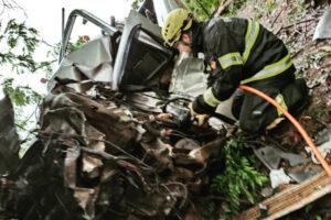 Motorista morre após bater carro contra árvore na BR-414, na Vila Propício