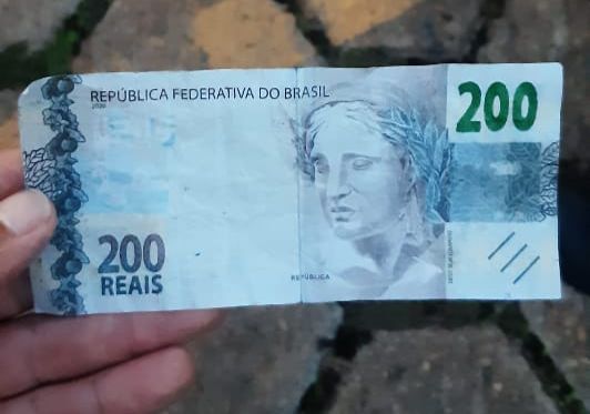 Nota de 200 reais apreendida pela PM. (Foto: Divulgação/4º BPM)