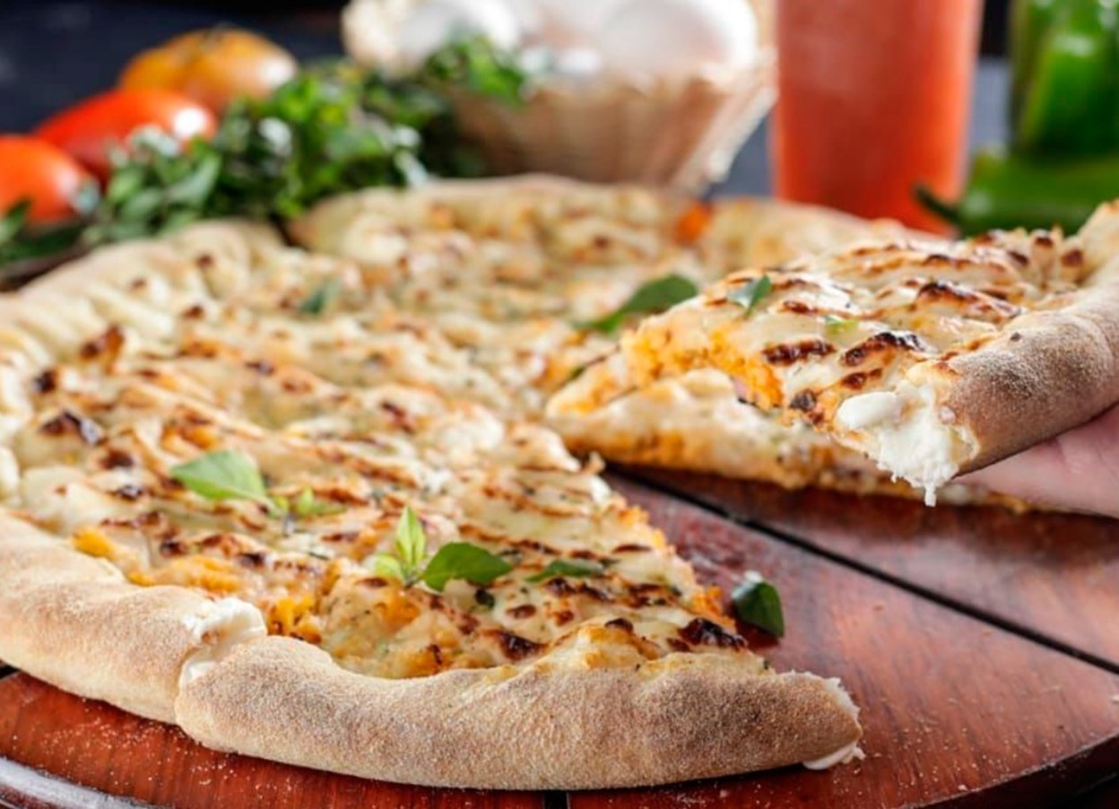 pizza de frango com catupiry da Pizza Place, opção entre as pizzarias em Aparecida de Goiânia