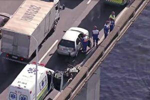 Motociclista cai da ponte Rio-Niterói e morre após bater em carro (Foto: Reprodução - TV Globo)