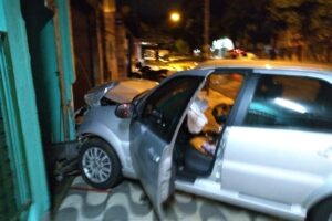 Colisão entre dois carros deixa homem gravemente ferido (Foto: DICT - Divulgação)