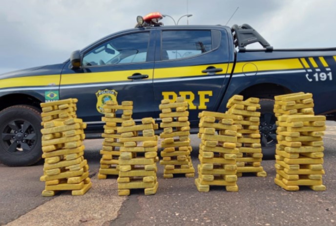 Após perseguição, policiais apreendem veículo que levava 200 quilos de maconha (Foto: PRF)