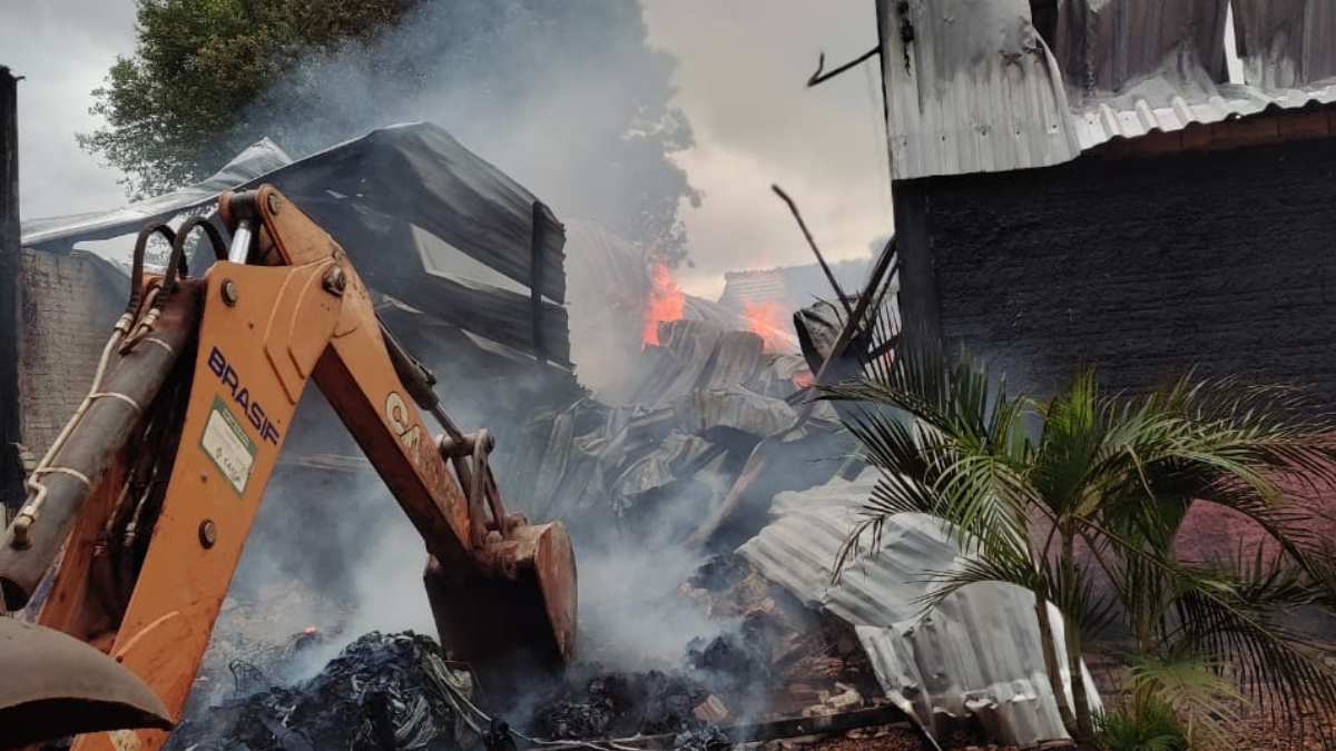 Incêndio destrói parte de fábrica de estofados em Nova Glória