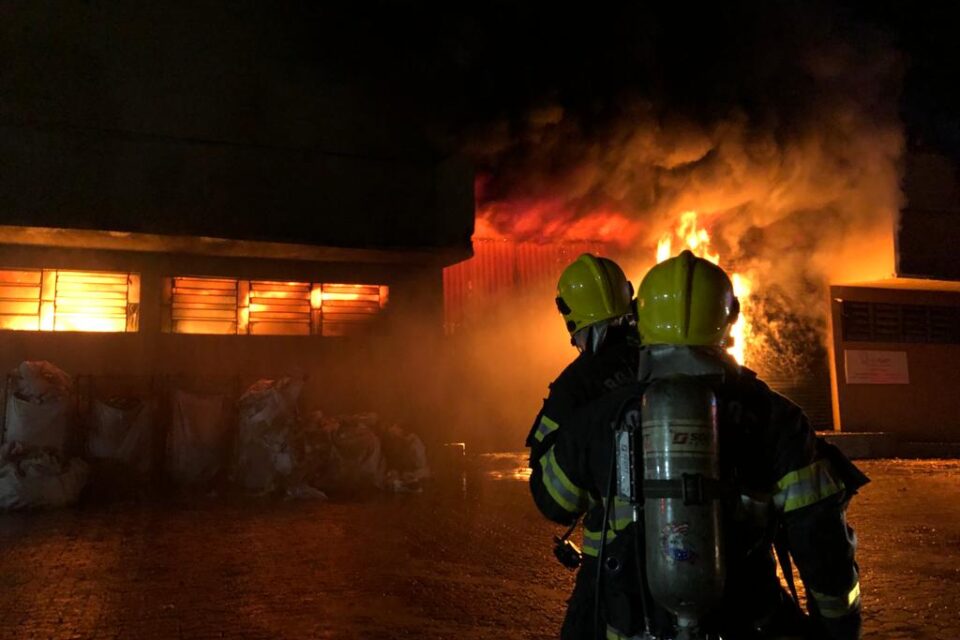 Combate às chamas necessitou do apoio de 30 militares do corpo de bombeiros (Foto: CBMGO - Divulgação)