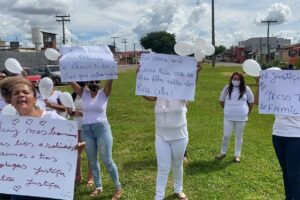 Mulheres utilizaram cartazes para pedir "justiça" sobre os ocorridos dentro da Unidade Prisional de Anápolis. (Foto: Jonathan Cavalcante/Mais Goiás)