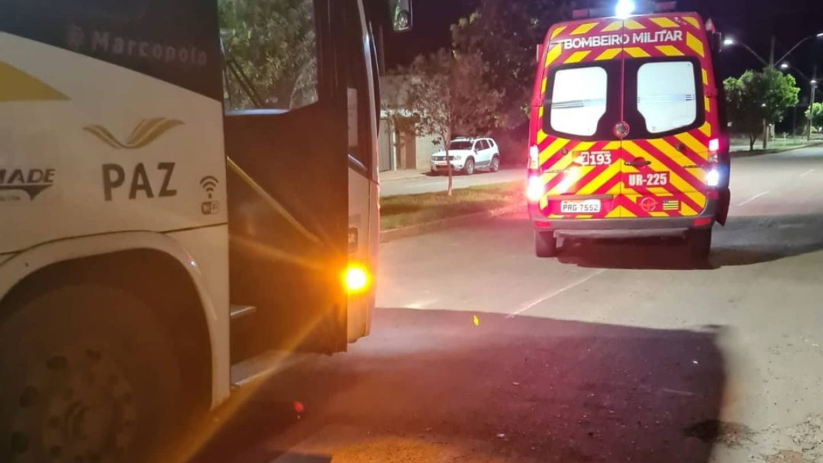 Ciclista fica gravemente ferido após bater em ônibus em Catalão