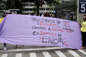 Prova do Enem no Rio tem protesto contra interferência do governo no exame