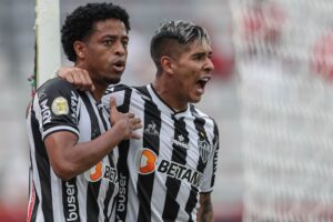 Keno e Zaracho comemoram gol do Atlético-MG