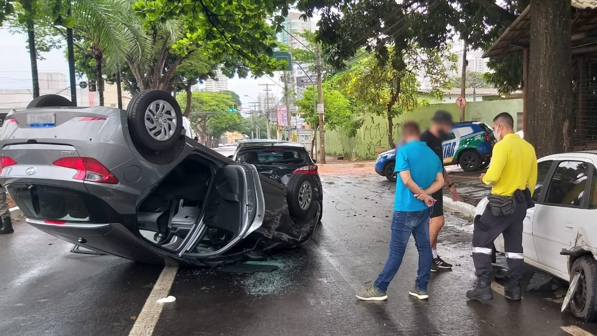 Motorista tem crise epilética após acidente com outros 3 carros em Goiânia