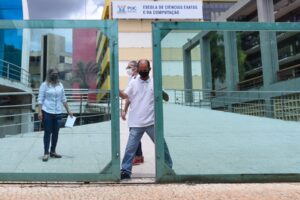 Funcionário fecha o portão de local de prova do Enem 2021 em Goiânia