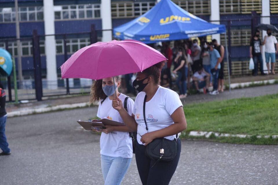 Candidatos começam a chegar nos locais para fazer o segundo dia de prova do Enem