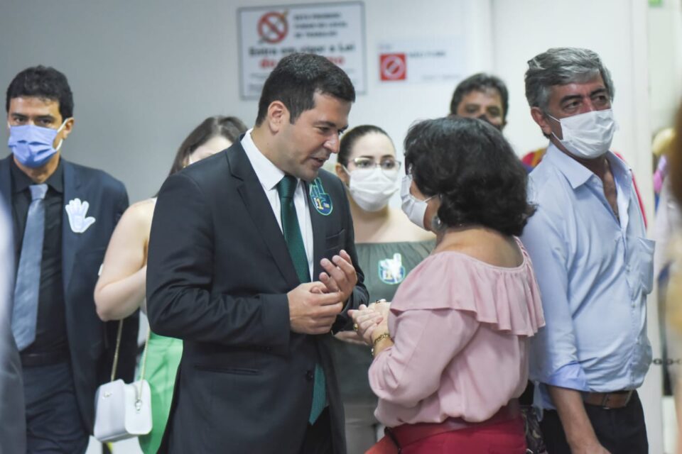 Rafael Lara em último contato com eleitores no local de votação da OAB-GO (Foto: Jucimar de Sousa)