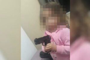Homem é suspeito de ameçar ex com foto da filha do casal segurando arma, em Jandaia