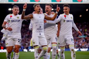 Raphinha comemora gol pelo Leeds United no Campeonato Inglês