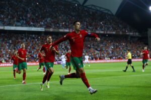 Cristiano Ronaldo comemora gol com a camisa de Portugal