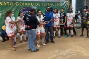 Jogadoras do Vila Nova recebem troféu do Campeonato Goiano de Futsal