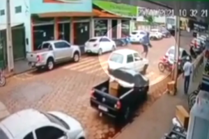 Pedestre passa por cima do capô de carro que parou na faixa de pedestre em Caçu