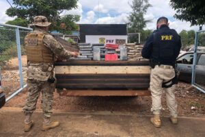 Após confronto, COD e PRF apreendem caminhão com R$ 6,8 milhões em cocaína
