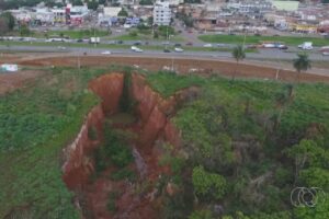 Em Valparaíso de Goiás, cratera gigante "engole" região próxima a rodovia