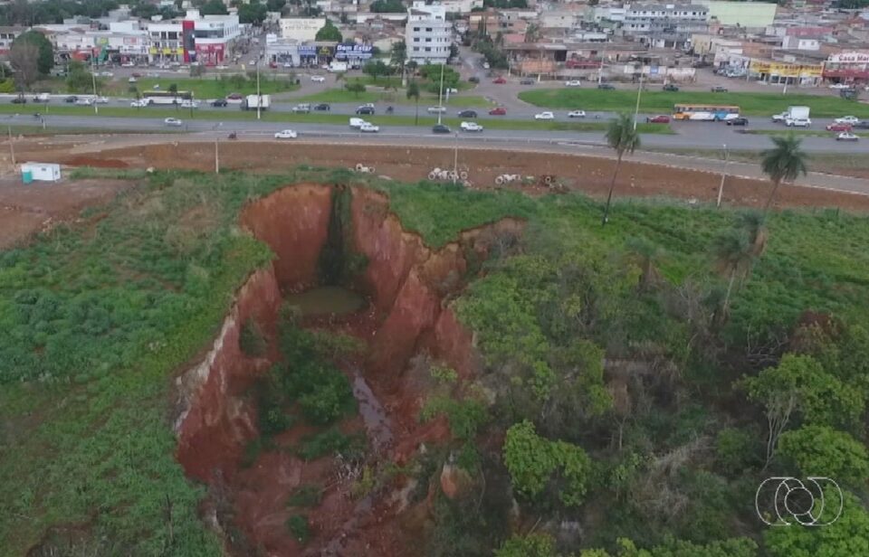 Em Valparaíso de Goiás, cratera gigante 