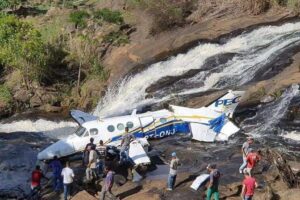 Aeronave começou a ser retirada do local do acidente no último sábado (Foto: Reprodução)