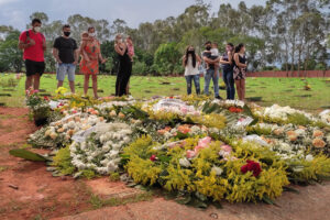 Fãs visitam túmulo da Marília Mendonça neste domingo