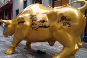 Touro pintado de ouro e instalado na entrada da B3, a Bolsa de Valores de São Paulo (Foto: Twitter)
