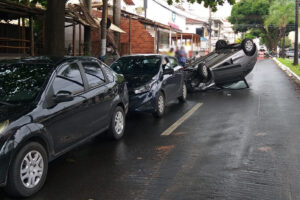 Motorista tem crise epilética após acidente com outros 3 carros em Goiânia