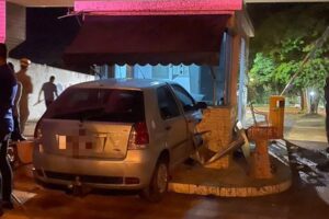 Veículo Fiat Pálio atingiu a guarita do CEL da OAB Anápolis. (Foto: Anápolis Notícias)