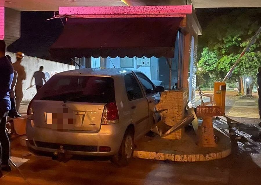 Veículo Fiat Pálio atingiu a guarita do CEL da OAB Anápolis. (Foto: Anápolis Notícias)
