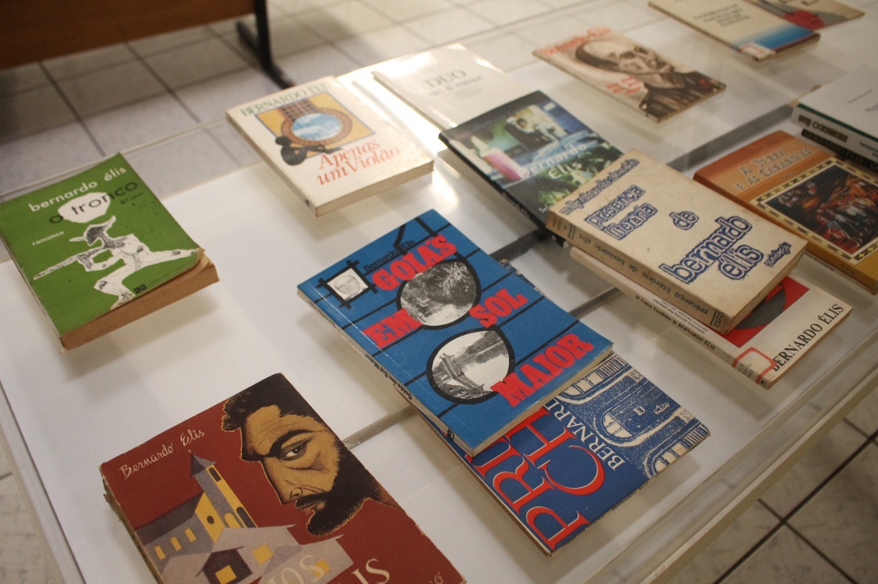 "Retratos: Universo Literário de Bernardo Élis", expõe livros do escritor
