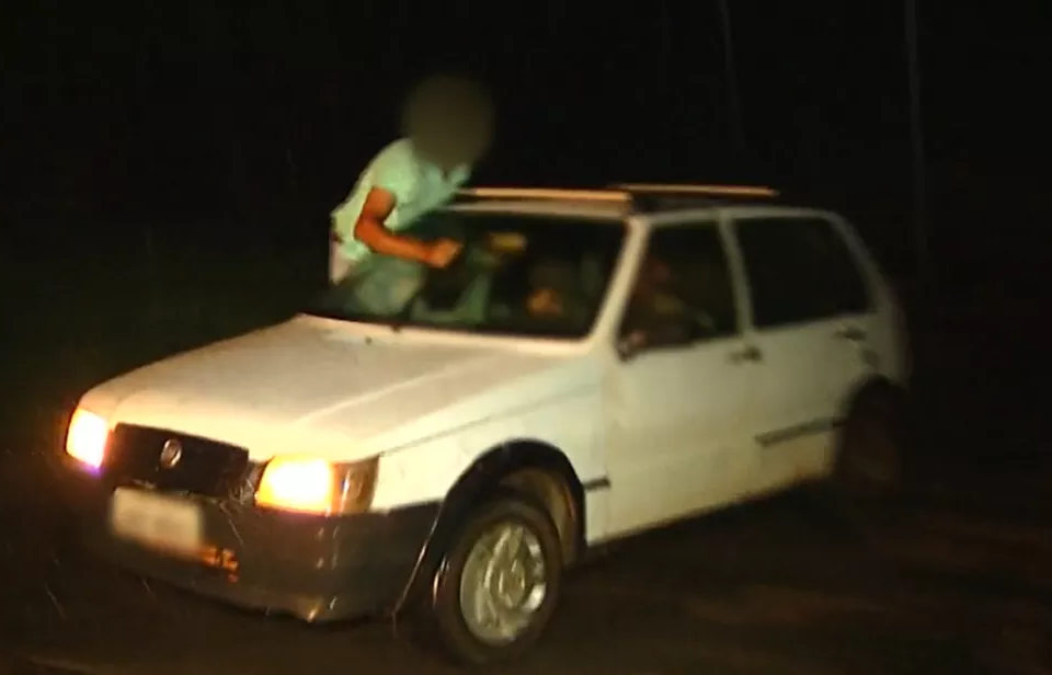 Passageiro é flagrado sentado na janela do carro para mover para-brisa, em Luziânia