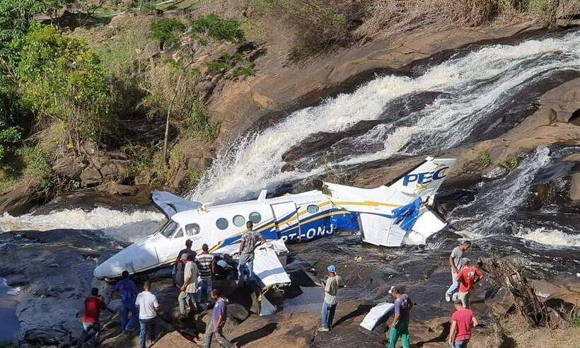 Polícia mantém duas linhas de investigação para a queda do avião de Marília Mendonça