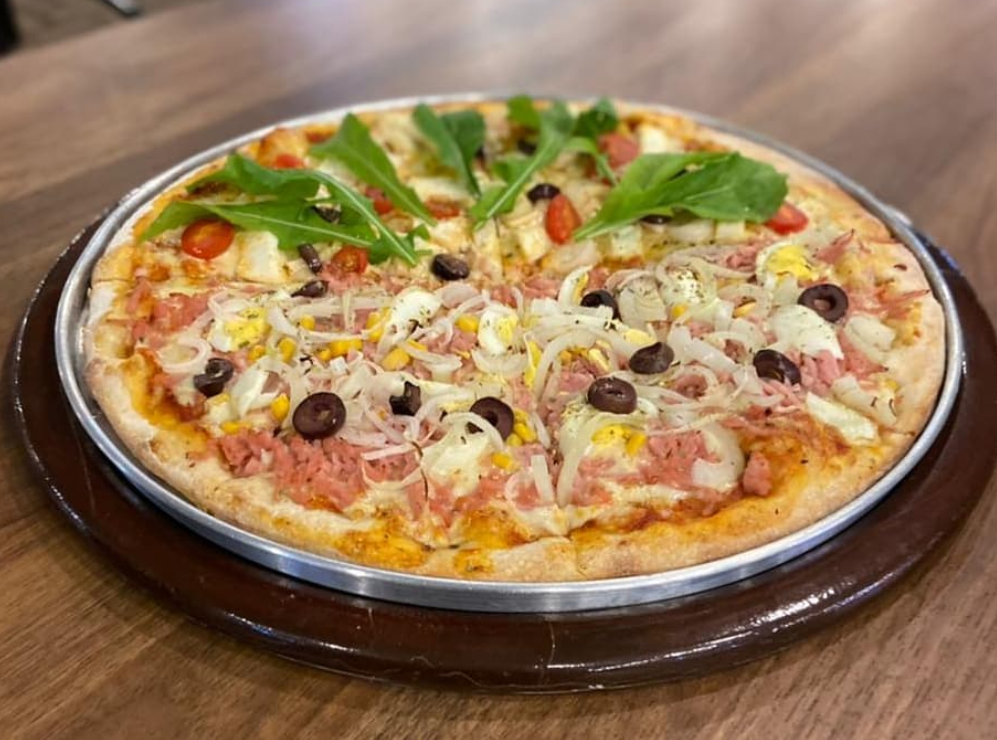 Pizza de dois sabores da Pizza Box Gyn, opção entre os food trucks em Goiânia