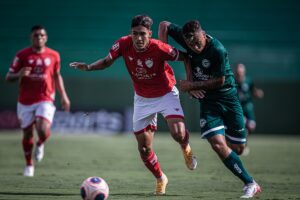 Jogadores do Goiás e Vila Nova disputam bola na final do Goiano Sub-20