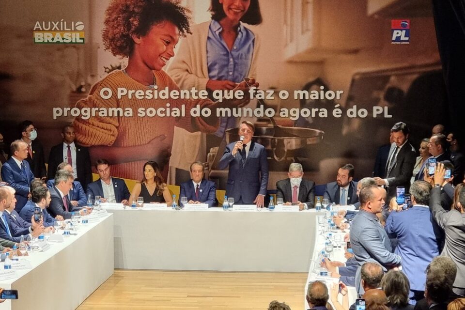 Jair e Flávio Bolsonaro se filiam no PL durante cerimônia em Brasília