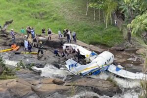 Avião que caiu com Marília Mendonça começa a ser retirado do local do acidente (Foto: Reprodução)