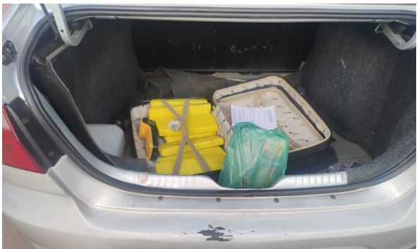 Drogas foram encontradas dentro de uma mala de viagem, em Goiânia (Foto: PMGO - Divulgação)