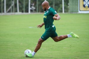 Fellipe Bastos finaliza em treino no Goiás