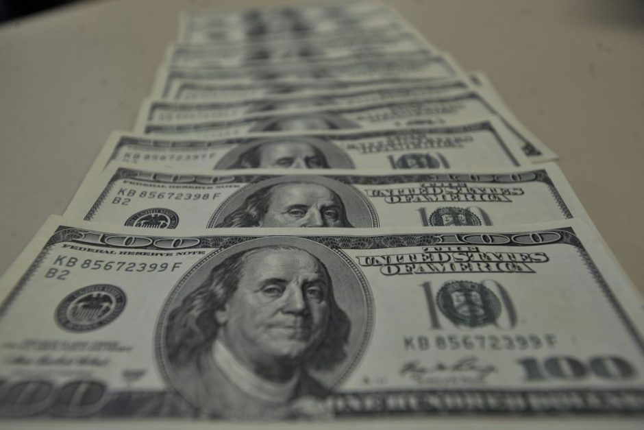 Dólar fecha abaixo de R$ 5,60 com acordo sobre PEC dos Precatórios
